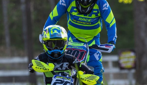 Le champion de moto Guy Giroux roulant pour le plaisir avec son fils dans les Laurentides. (Photo: Gracieuseté - Le 8)